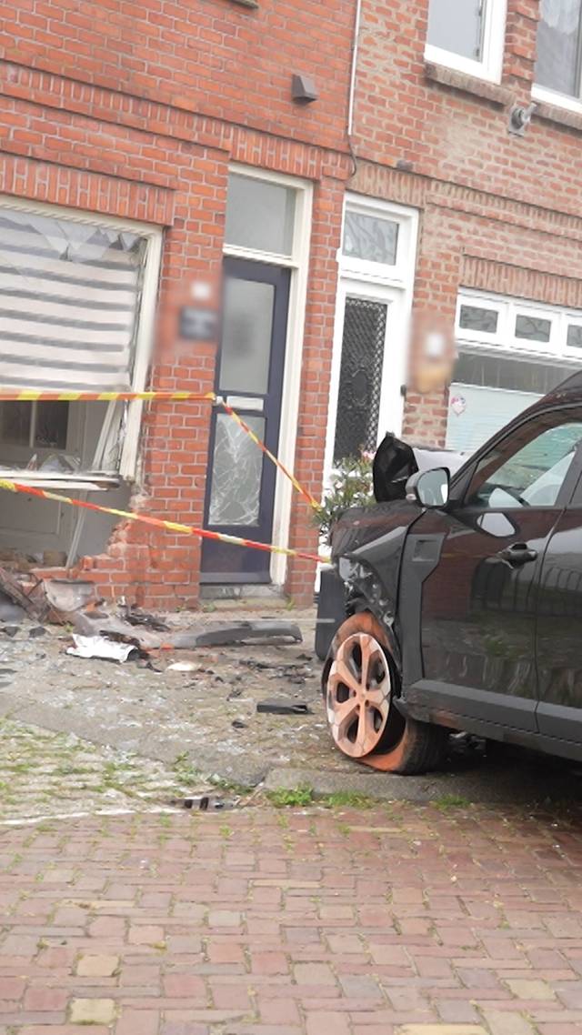 Auto rijdt huis binnen
