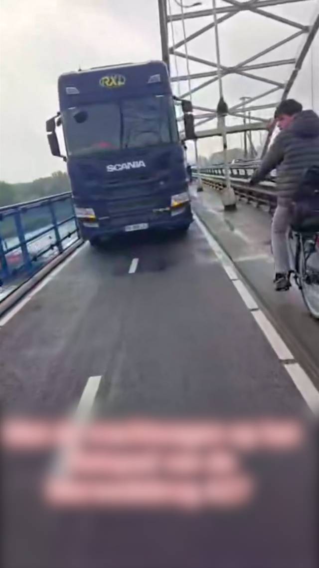 Over het fietspad?!