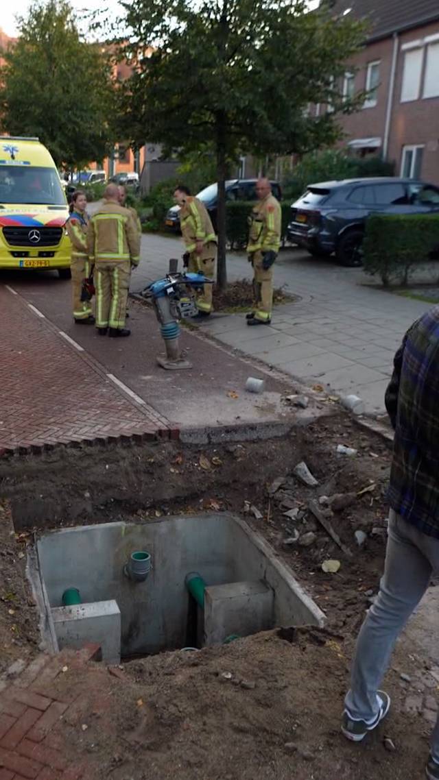 Vrouw valt in put