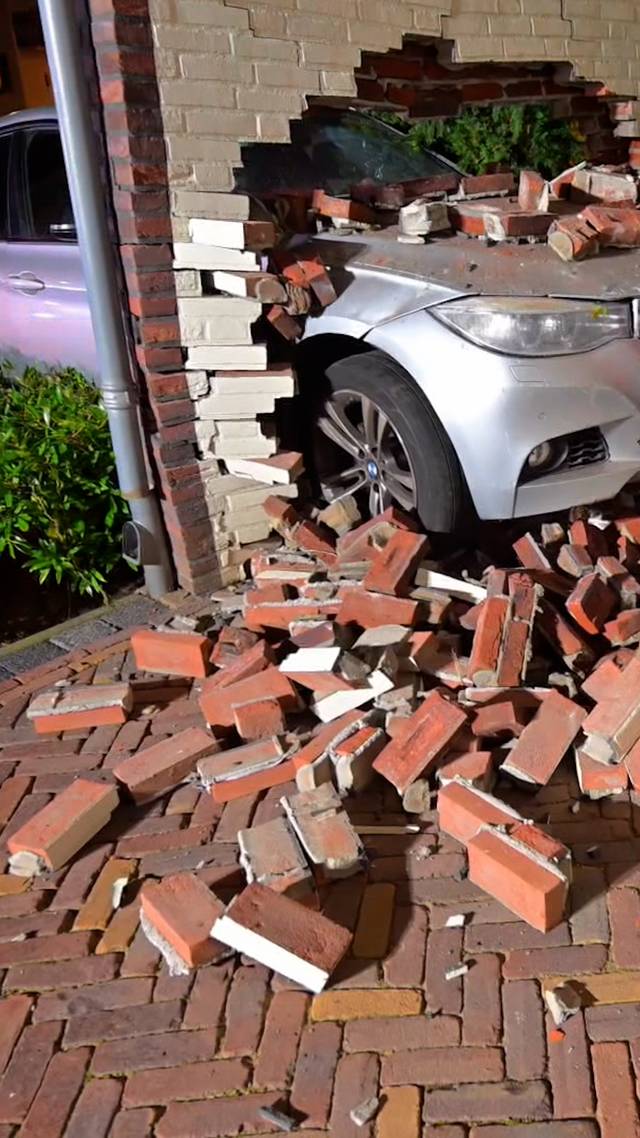 Man rijdt door carport