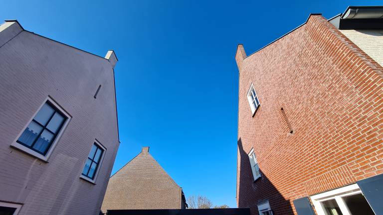 De schoorstenen kunnen bij storm omvallen (foto: Noël van Hooft)