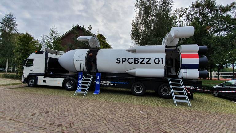 De Spacebuzz staat geparkeerd bij basisschool Het Molenven.