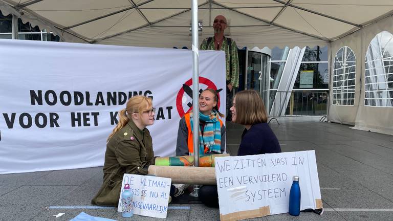 Exctinction Rebellion demonstreert op Eindhoven Airport