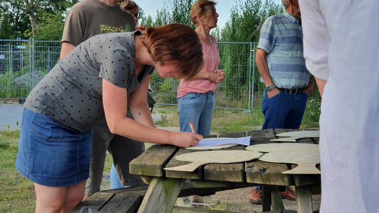 Buurtbewoners zetten hun handtekening tegen de bomenkap. (Foto: Lola Zopfi)