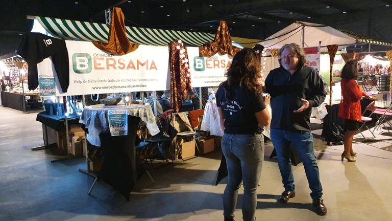 San Fu Maltha op de Pasar Malam in Den Bosch met zijn stand