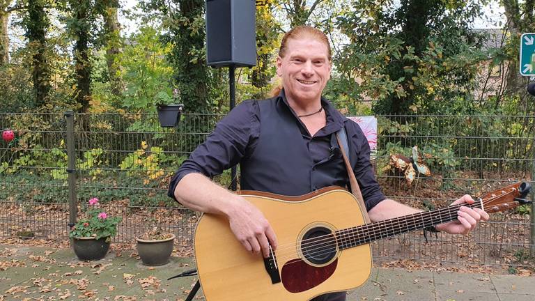Maarten stak bewoners van zorgcentra muzikaal een hart onder de riem 