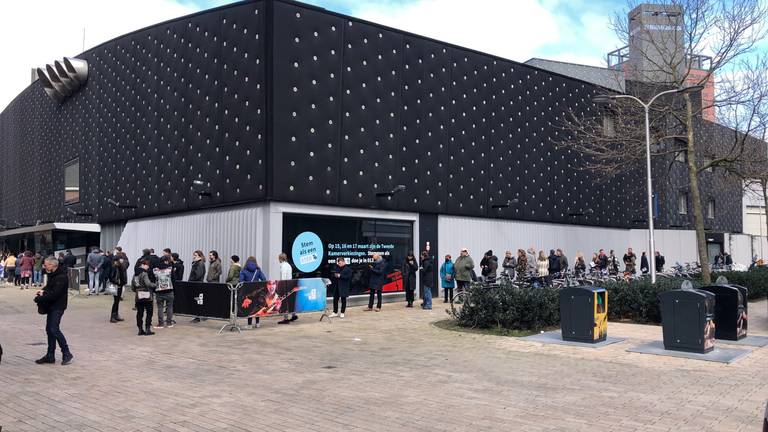 Drukte bij het stembureau in poppodium 013 (foto: Omroep Brabant). 