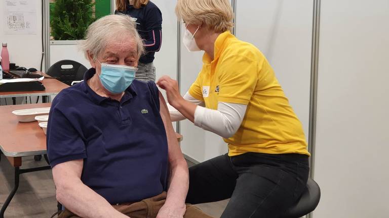 Paul kon dankzij de rijschool toch zijn coronavaccinatie halen (foto door: Lola Zopfi).