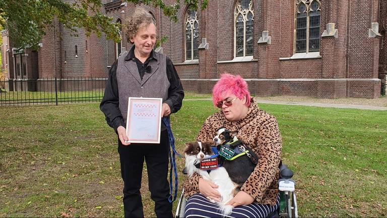 Marcel runt een voedselbank voor dieren.