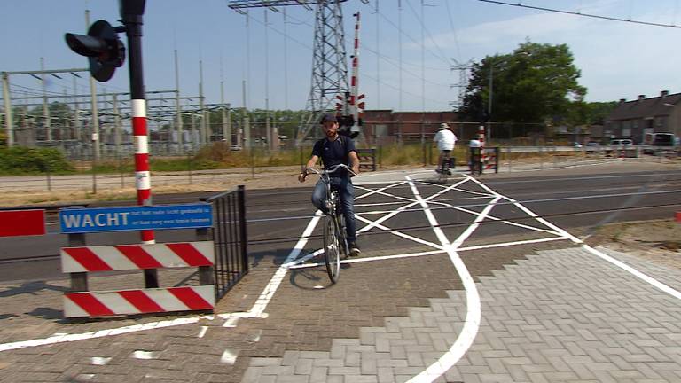 De beruchte spoorwegovergang bij Orthen in Den Bosch (foto: archief).