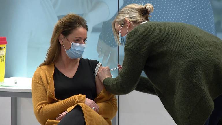 In Veghel werden de eerste prikken gezet, nu zitten we op een miljoen (foto:Omroep Brabant)