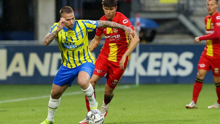 Alexander Büttner zorgde vanaf de penaltystip voor de gelijkmaker (Foto: OrangePictures)