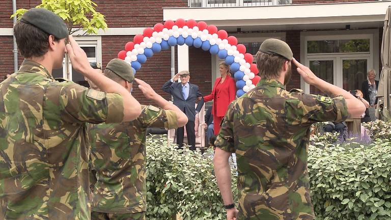 Meneer Ansems uit Tilburg krijgt een eregroet van defensie.