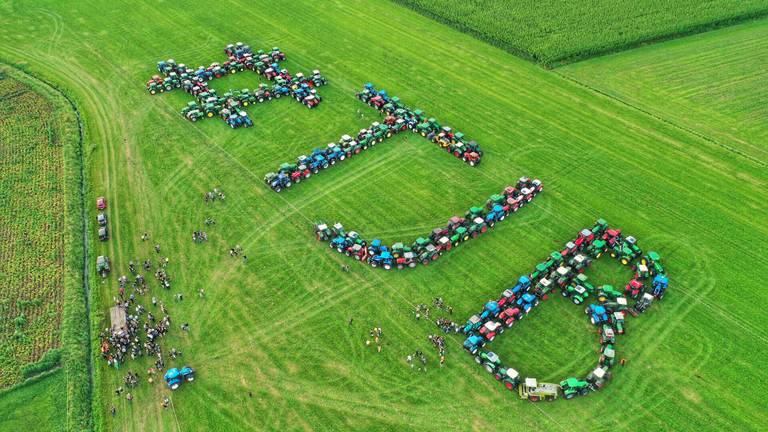 De boeren vormden met hun tractoren letters, waar ze luchtfoto's van namen. Foto: Rico Vogels/SQ Vision.
