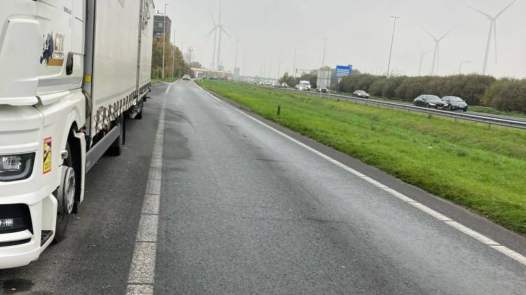 Een weginspecteur van Rijkswaterstaat stuurde de vrachtwagenchauffeur weg (foto: Twitter WIS_Robert).