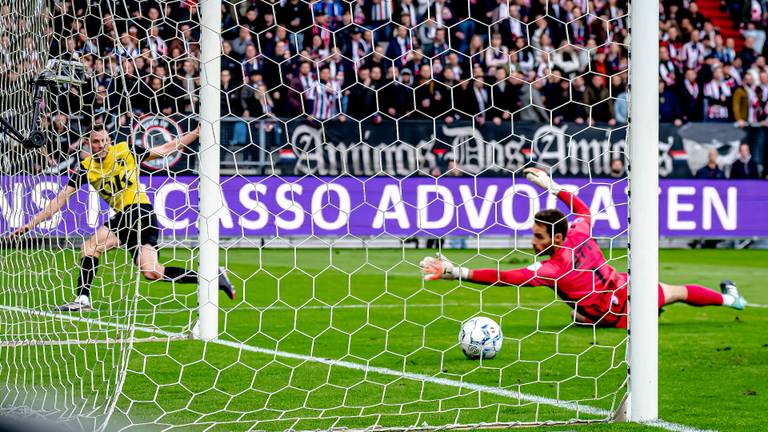 De kans van Clint Leemans op de 0-2. (Foto: Eye4images / Marcel van Dorst)