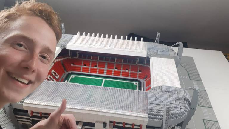 Milan bouwde met 15.00 LEGO-blokjes het PSV-stadion na