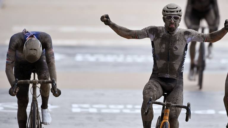 Mathieu van der Poel (l) komt net tekort (foto: ANP).