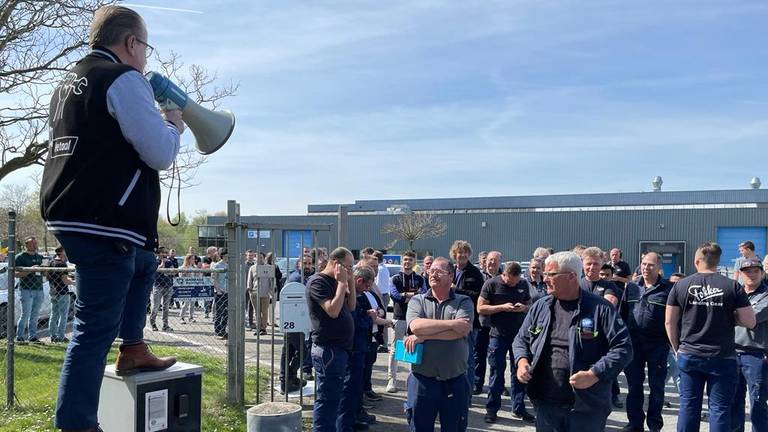 Zo'n honderdvijftig medewerkers van Fokker in Helmond staakten (foto: Alice van der Plas)