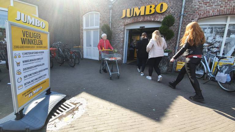 Coronamaatregelen bij de ingang van de Jumbo in Oirschot.