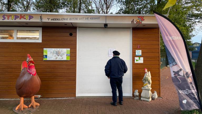 Een klant bij de gesloten automaat