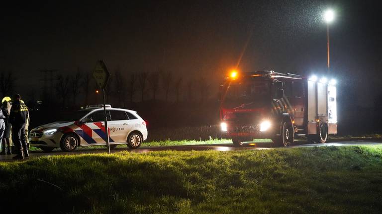 De auto crashte op de Oosterhoutseweg in Raamsdonksveer (foto: Jeroen Stuve/SQ Vision).