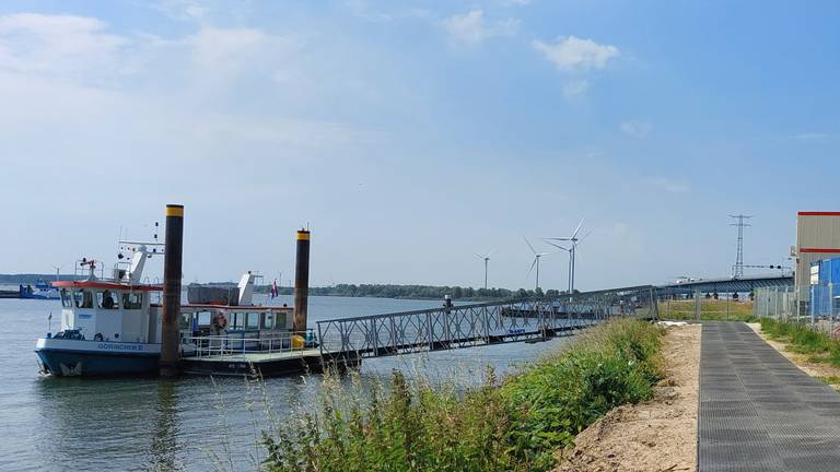 Rijkswaterstaat zet dagelijks pontjes in (foto: Tom Berkers).