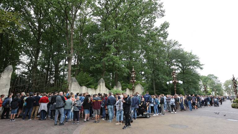 Stormloop op Spookslotboek en speldje van de Efteling: 'Gekkenhuis!'