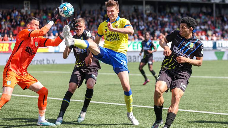 RKC-keeper Etienne Vaessen onder druk gezet door Roberts Uldrikis (SC Cambuur) (foto: Orange Pictures).