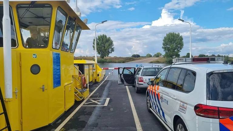 De politie op het pontje bij Lith (foto: wijkagent Oss).