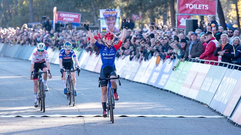 Fem van Empel (links) sprint naar tweede plek (Foto: Orange Pictures)