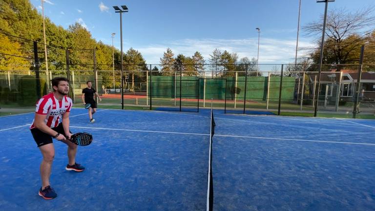 Spelers op een padelbaan (foto; Omroep Brabant)