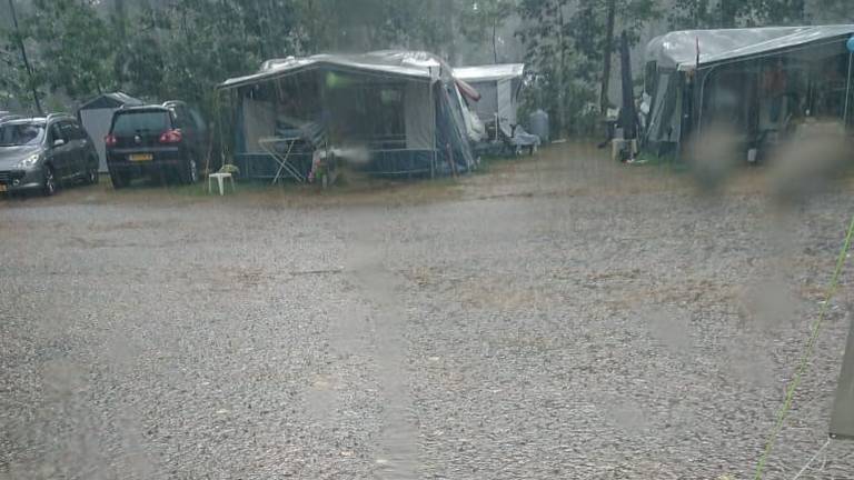 Regen op de camping (foto: Leon Damen) 