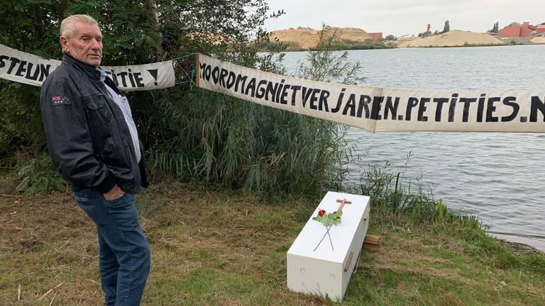 Jan Hölskens bij de afgraving in Liessel waar wordt gezocht naar zijn vermiste broer. 