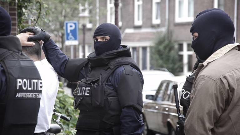 Een arrestatieteam hield een van de verdachten aan (foto: politie).