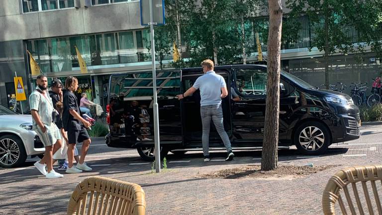 Xavi Simons (tweede van rechts) in het centrum van Eindhoven (foto: Ramon Petit/Twitter)