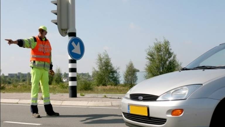 Verkeersregelaar in actie (archieffoto).