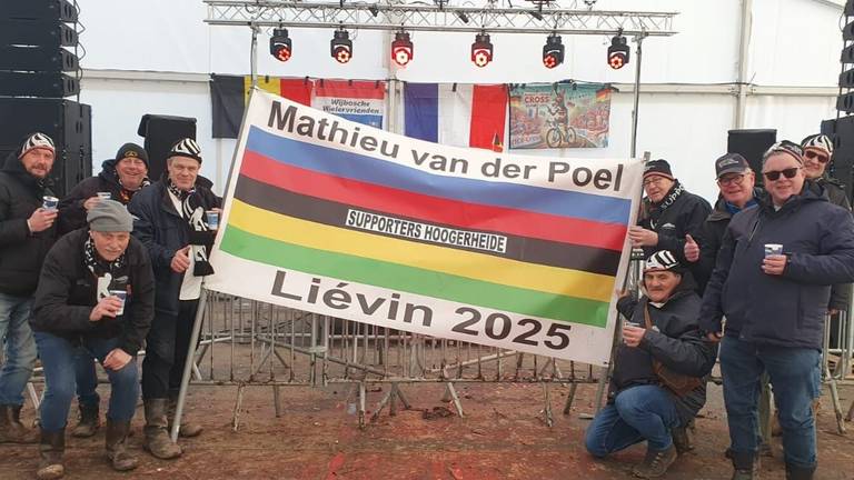 Ricardo (links tegen de vlag) en een groep fans uit Hoogerheide (foto: Ricardo Rens).