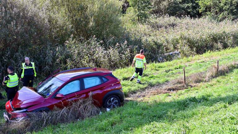De auto's kwamen na de botsing op de A59 meters lager, naast de weg, tot stilstand (foto: Tom van der Put/SQ Vision).