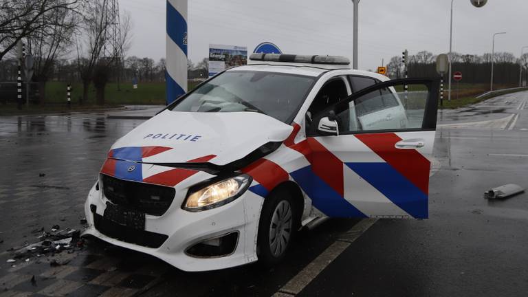 Politieauto botst op bestelwagen in Boxmeer