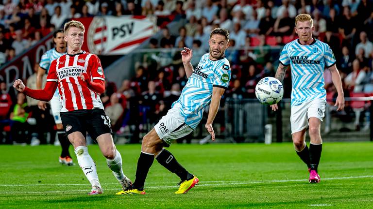 Schouten scoort de 2-0 voor PSV (foto: Marcel van Dorst).