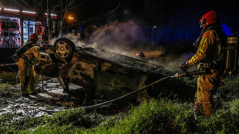 De brandweer bluste de brandende auto in Ommel (foto: Harrie Grijseels/SQ Vision).