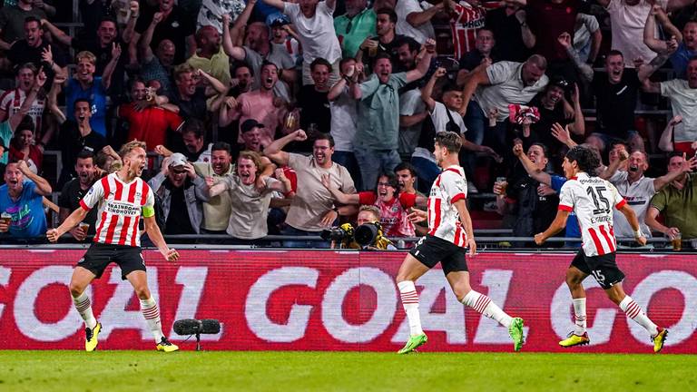 Heel PSV in extase na het doelpunt van Luuk de Jong tegen AS Monaco (foto: OrangePictures).