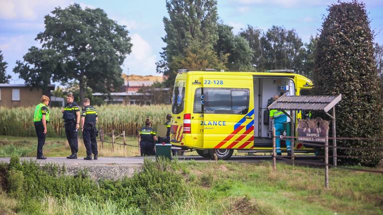 Het slachtoffer is onder de grasmaaier terechtgekomen (foto: Pim Verkoelen - SQ Vision Mediaprodukties).