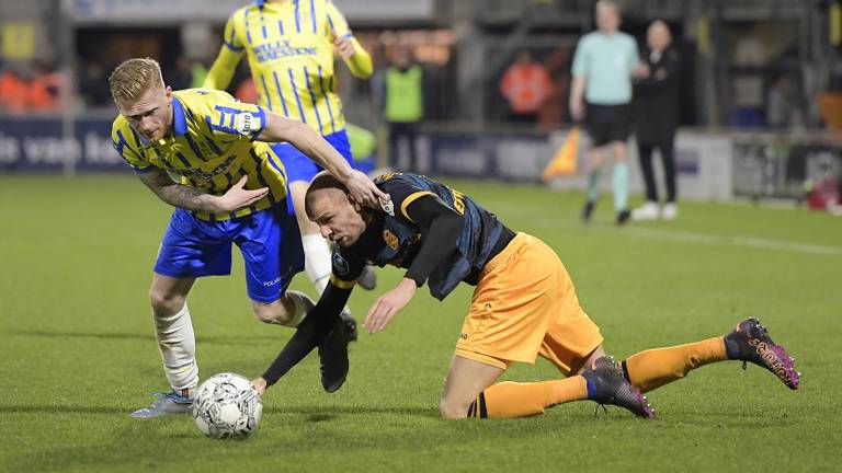 RKC'er Richard van der Venne (links) in duel met Heerenveen-verdediger Sven van Beek (foto: ANP).