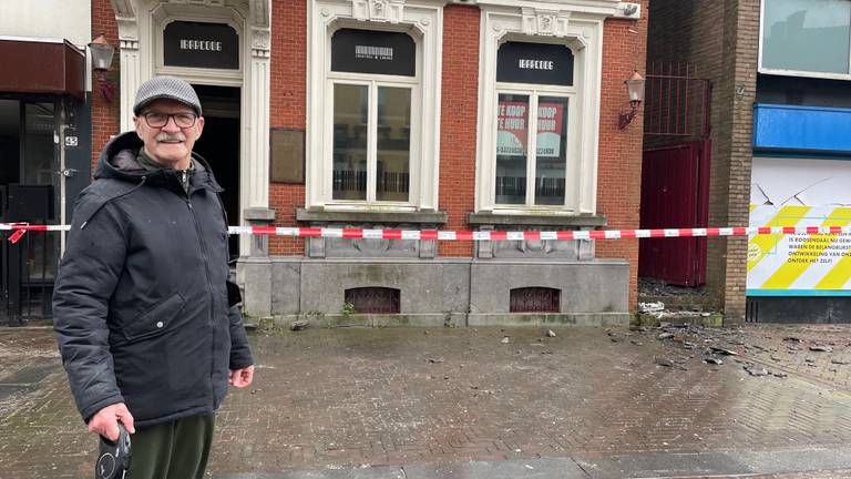 Piet van den Bogart komt vrijdagochtend even kijken op de plek van de brand (foto: Imke van de Laar)