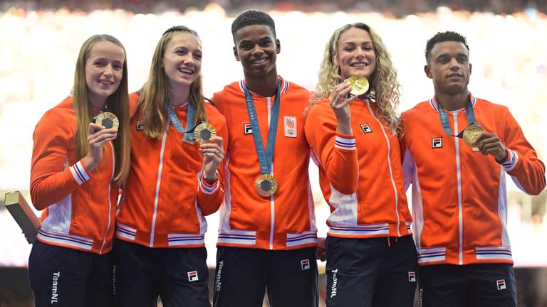 Cathelijn Peeters (links) naast Femke Bol tijdens het uitreiken van de gouden medailles (foto: ANP).