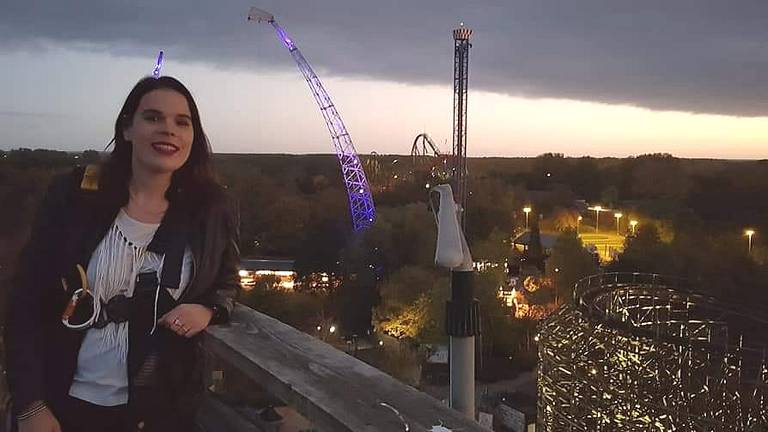 Iris op de top van de achtbaan Robin Hood in pretpark Walibi Holland (foto: Iris Lub).