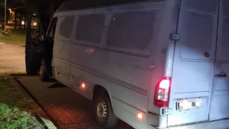 Agenten zagen de bestelbus 's avonds stilstaan op de Randweg-Oost in Budel (foto: Instagram politie Cranendonck-Heeze-Leende).