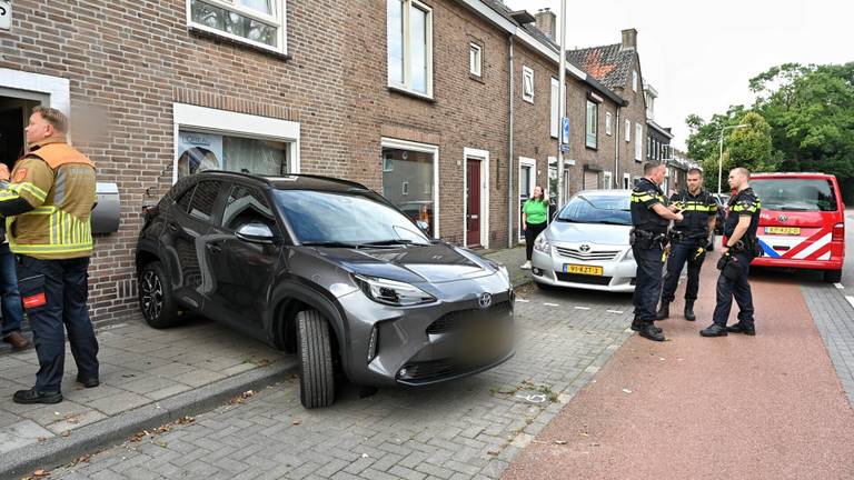 Vrouw ramt haar spiksplinternieuwe auto in de gevel van de buren 